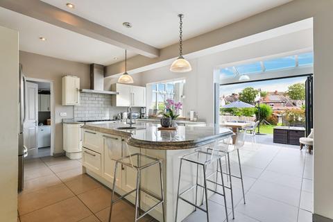 65 Lynwood Drive, Worcester Park, KT4 7AE