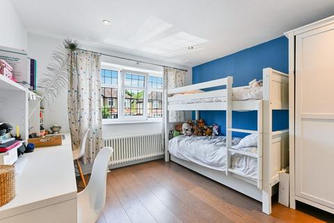 65 Lynwood Drive, Worcester Park, KT4 7AE