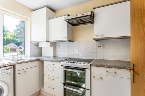 48 Black Eagle Close, Westerham, TN16 1TF