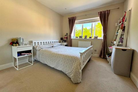 1 bedroom apartment for sale, 12 Woodham Lane, New Haw KT15