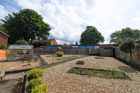 6 Bridgnorth Avenue, Wombourne, Wolverhampton, WV5 0AD