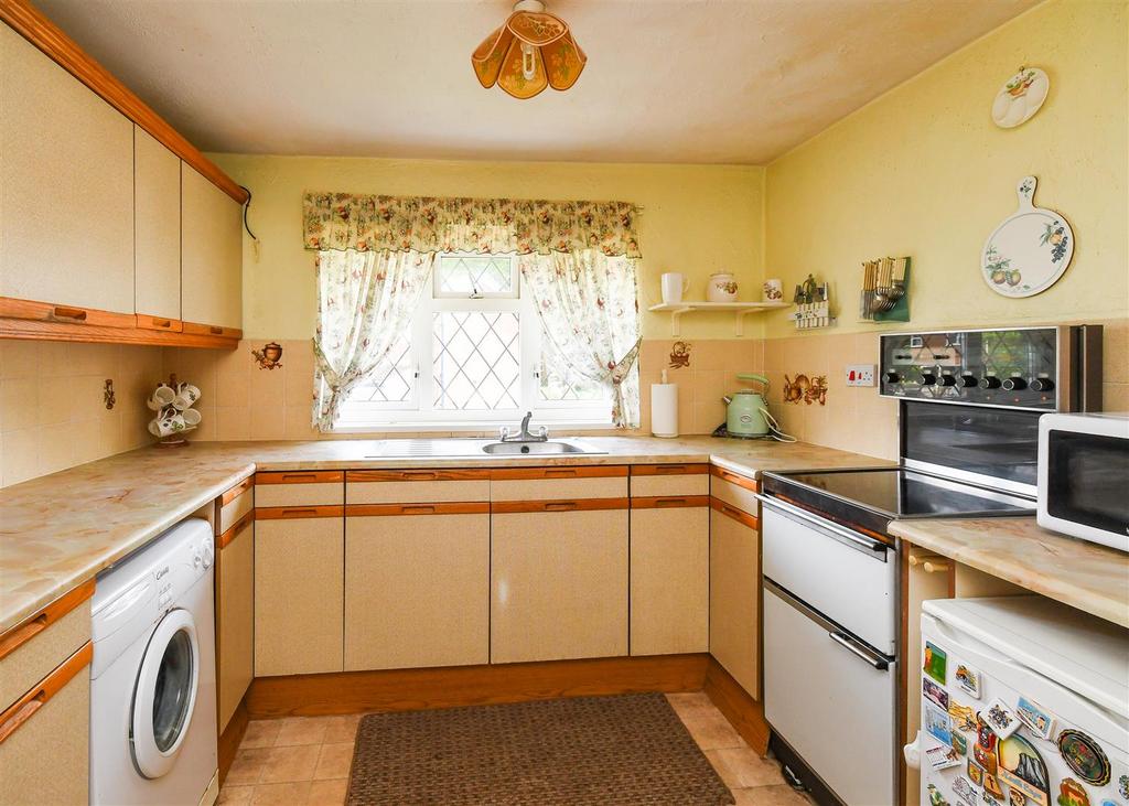 6 Bridgnorth Avenue - Kitchen.jpg