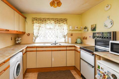 6 Bridgnorth Avenue, Wombourne, Wolverhampton, WV5 0AD
