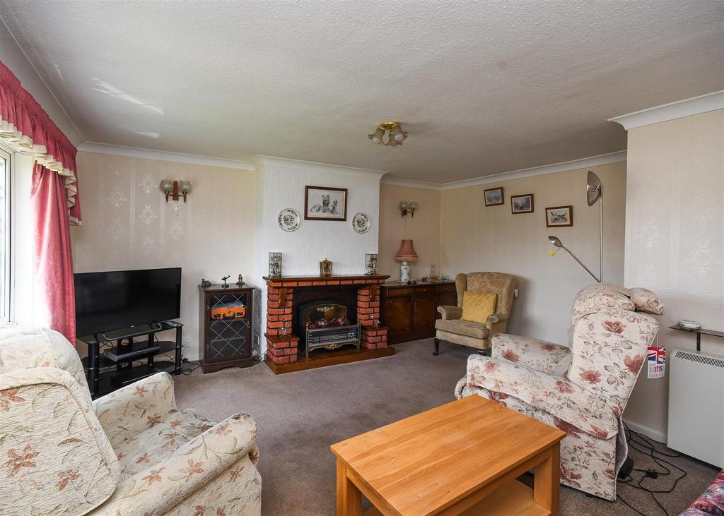 6 Bridgnorth Avenue - Lounge Dining Room.jpg