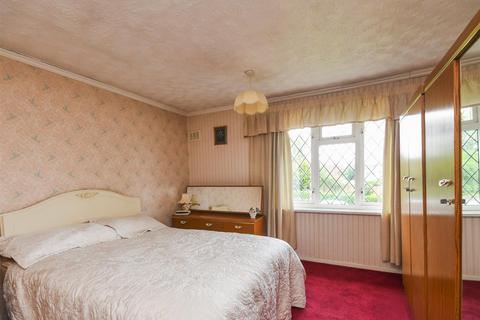 6 Bridgnorth Avenue, Wombourne, Wolverhampton, WV5 0AD