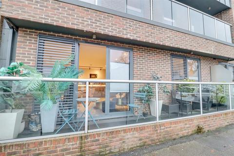2 bedroom flat for sale, Leigh Road, Leigh-On-Sea SS9