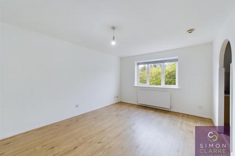 2 bedroom flat to rent, Greenway Close, Friern Barnet N11