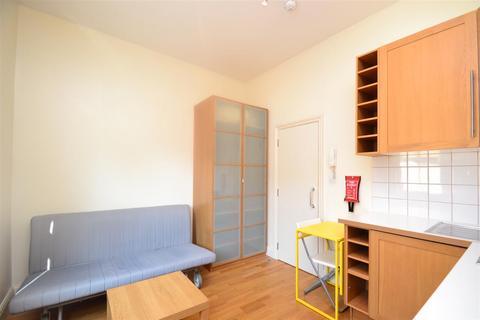 Studio to rent, Warbeck Road, Shepherd's Bush, W12