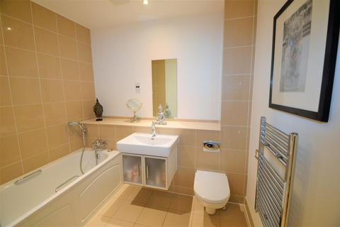 2 bedroom flat to rent, Copford Close, Woodford Green