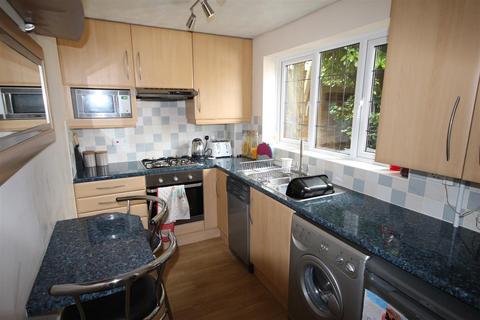 2 bedroom end of terrace house to rent, Morley Close, Hampshire GU46