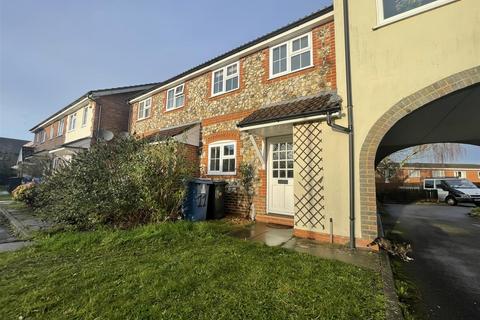 3 bedroom end of terrace house to rent, Barn Field, Hampshire GU46