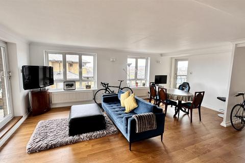 3 bedroom flat to rent, Falcon Lodge, London W9