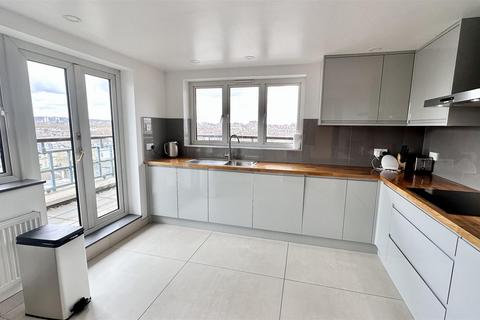 3 bedroom flat to rent, Falcon Lodge, London W9