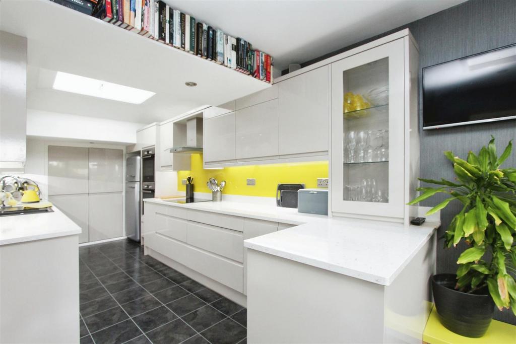 1ff4b0c7-glen 20ivy 20kitchen.JPG