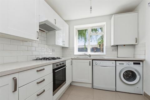 2 bedroom flat to rent, Blondel Street, London SW11