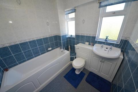 2 bedroom flat for sale, Croft Court, The Croft