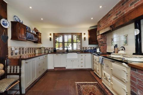 6 bedroom detached house for sale, Marden - annexes and land