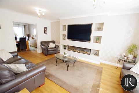 16 Pinetrees, Rugeley, WS15 1EQ