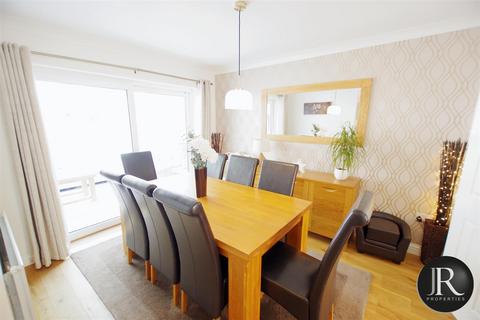 16 Pinetrees, Rugeley, WS15 1EQ