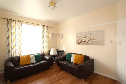 3 bedroom apartment to rent, Well Hall road, London