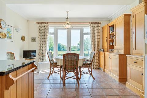 Flat 3, The Pavilion Eyhurst Park, Kingswood, Tadworth, KT20 6JP