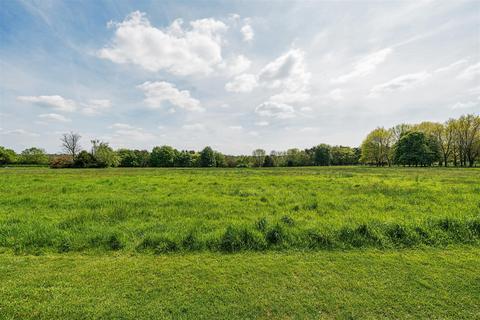 Flat 3, The Pavilion Eyhurst Park, Kingswood, Tadworth, KT20 6JP