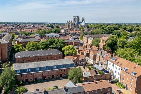 4 bedroom terraced house for sale, Orchard Court, York City Centre, YO31 7NF