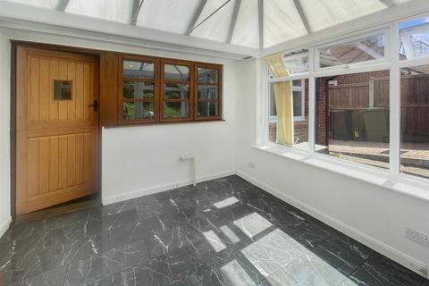 2 bedroom detached bungalow to rent, Barryfields, Shalford, Braintree