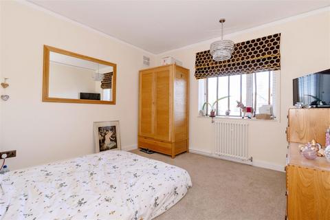 2 bedroom flat for sale, Winchelsea Gardens, Worthing