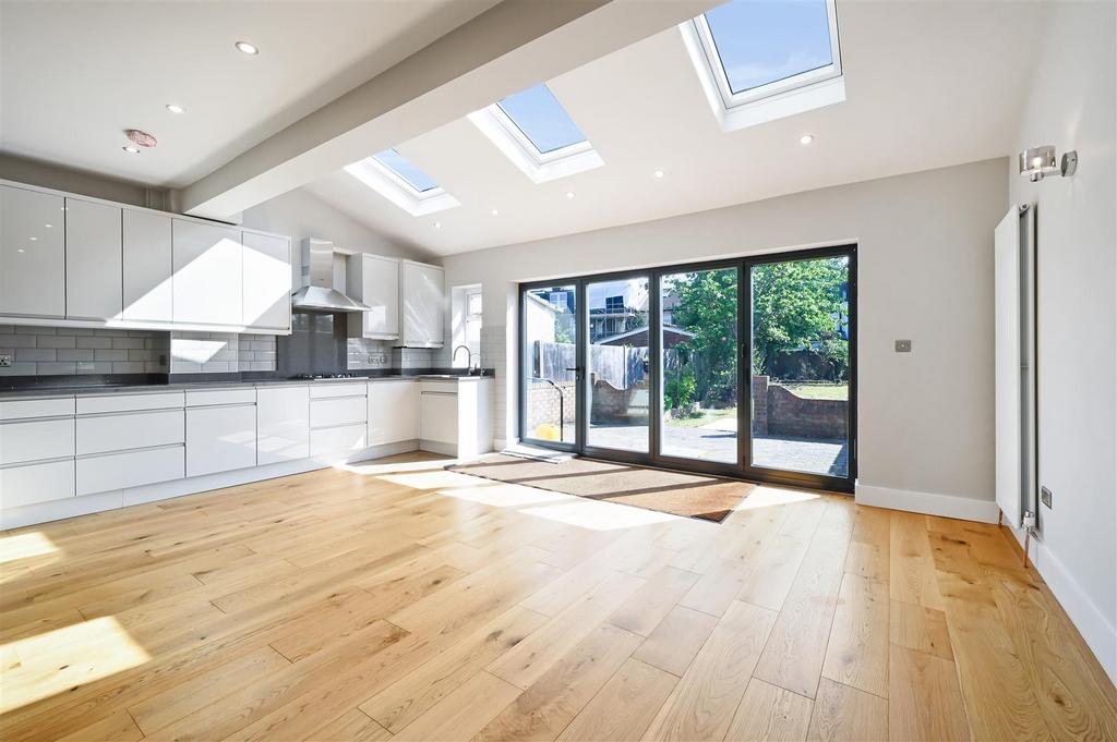 Kitchen 2.jpg