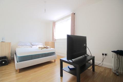 5 bedroom flat to rent, Longbridge Road, Barking IG11