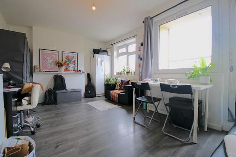 4 bedroom flat to rent, Cable Street, London E1