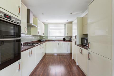 106 Knights Croft, New Ash Green, Longfield, DA3 8HY
