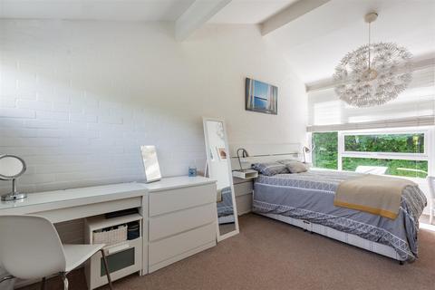 106 Knights Croft, New Ash Green, Longfield, DA3 8HY