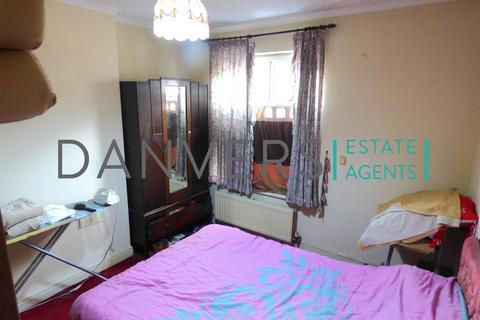 2 bedroom terraced house to rent, Moores Road, Leicester LE4