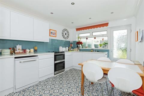 2 North Avenue, Goring By Sea, Worthing, BN12 4DA