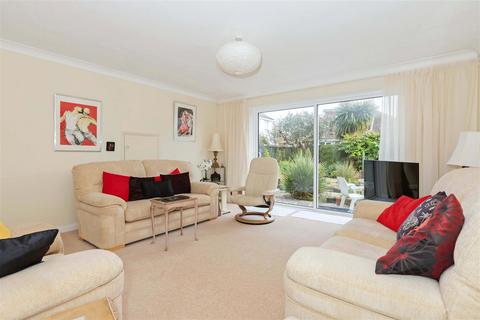 2 North Avenue, Goring By Sea, Worthing, BN12 4DA