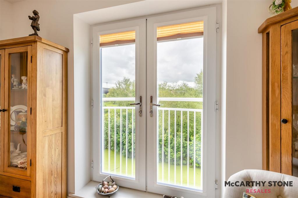 8598410-interior15.JPG