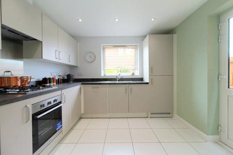 4 bedroom detached house to rent, Waldrom Road, Gedling, Nottingham, NG4 4LH