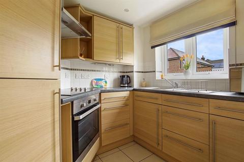 2 bedroom apartment for sale, Eadhelm Court, Penlee Close, Edenbridge