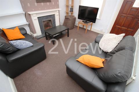 4 bedroom house to rent, Welton Place, Hyde Park, Leeds