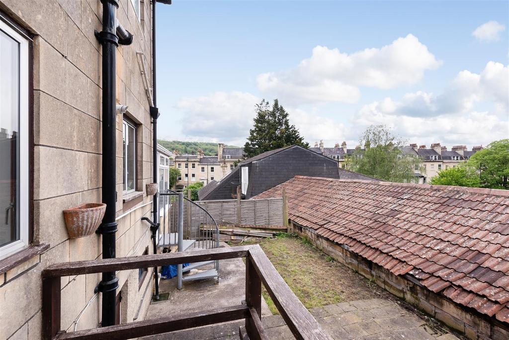 Upper East Hayes, Bath BA1 4 bed end of terrace house to rent £3,028