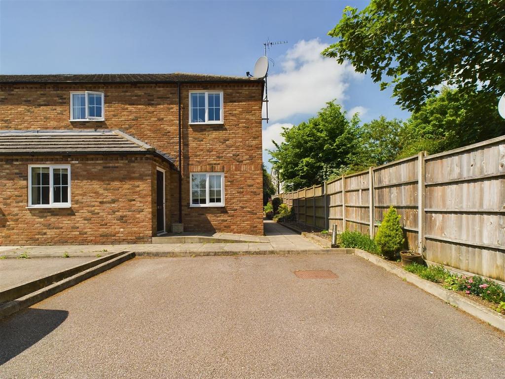 271, Bedford Road, Hitchin SG5 2 bed flat £1,350 pcm (£312 pw)