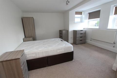 2 bedroom flat to rent, Park Lane, Roundhay