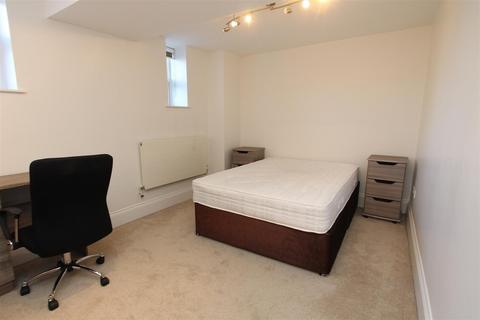 2 bedroom flat to rent, Park Lane, Roundhay