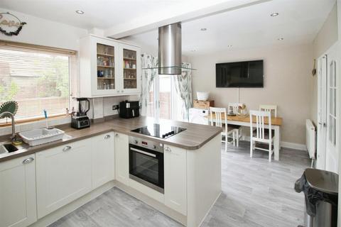 10 Robin Close, Bradford, BD2 2EZ