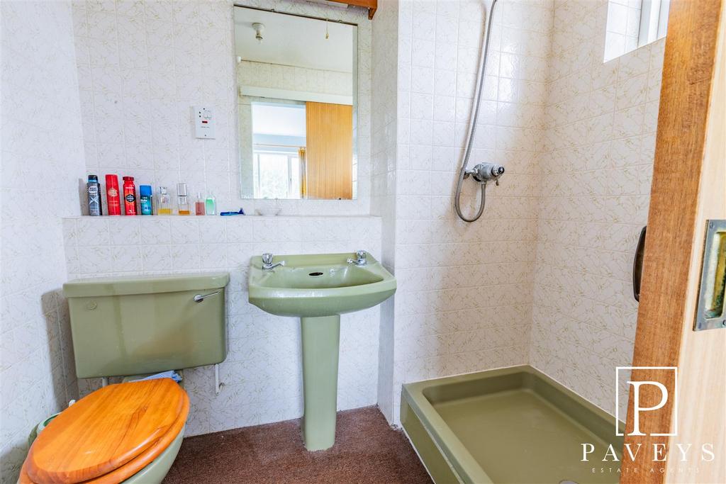 En suite to master bedroom