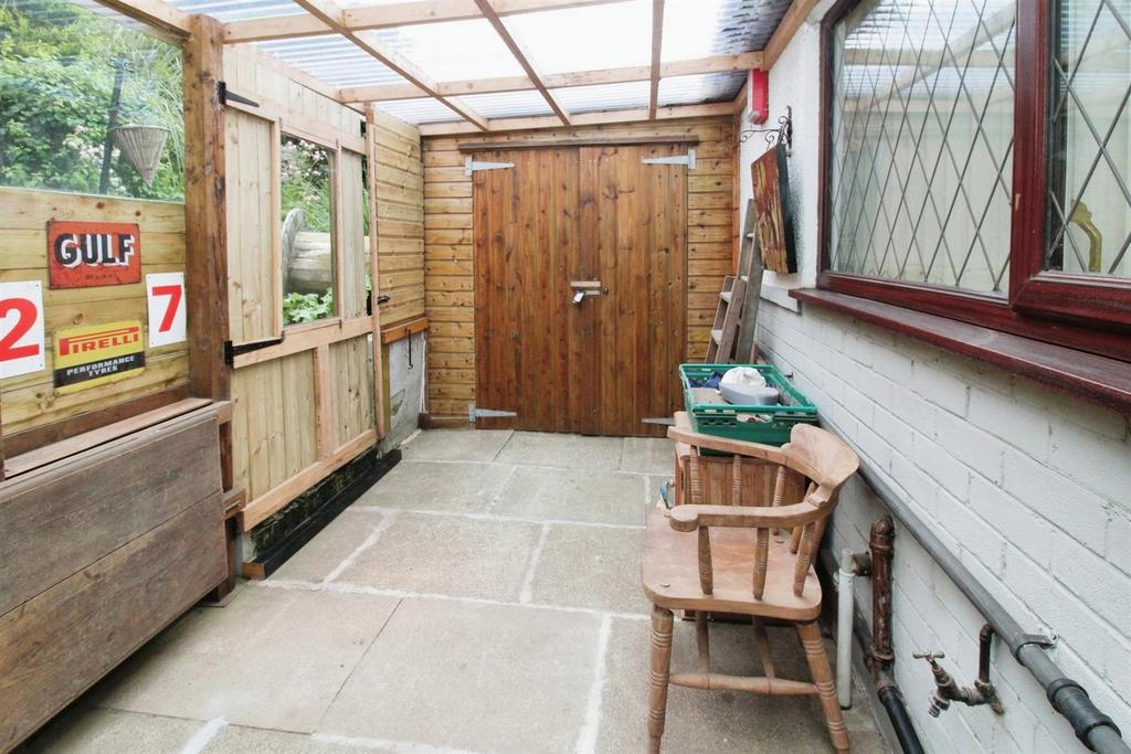 Rear Sunroom/Storage
