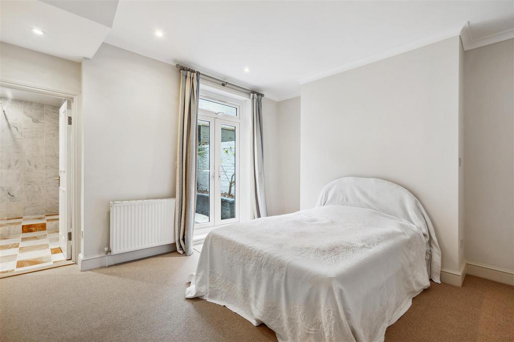 Westcroft Square, W6 - TO LET