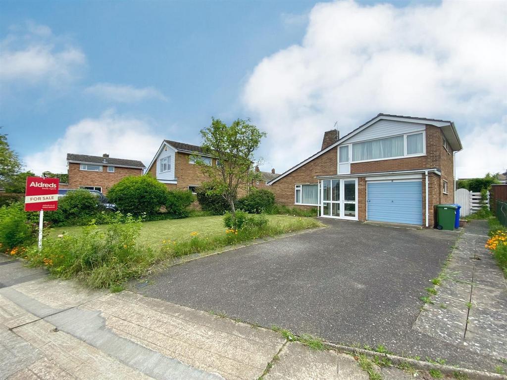 Broadwaters Road, Oulton Broad... 4 bed detached house for sale £290,000
